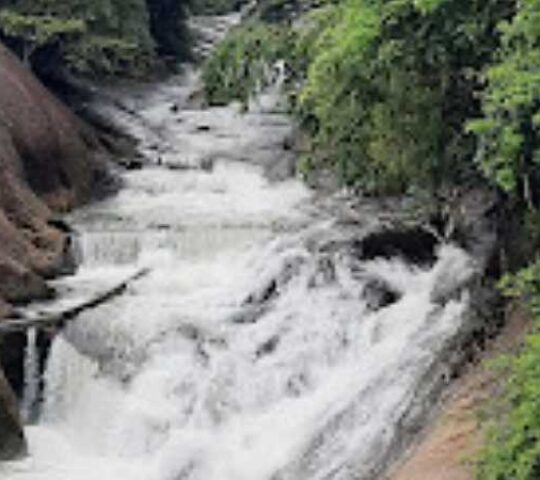 Aruvikuthu Waterfalls